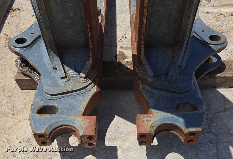 image for item EN2023 John Deere AT427063 dozer blade push arms