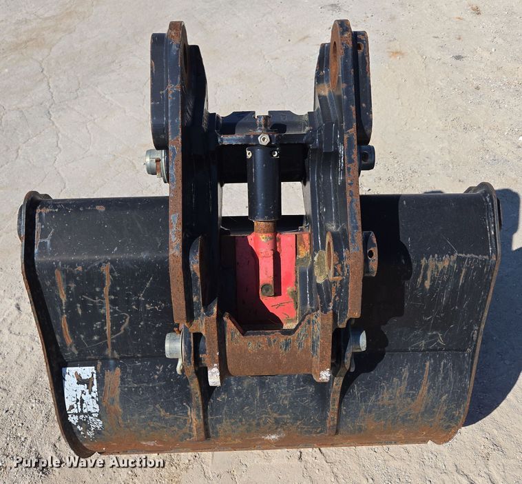 image for item EN2031 Caterpillar backhoe bucket