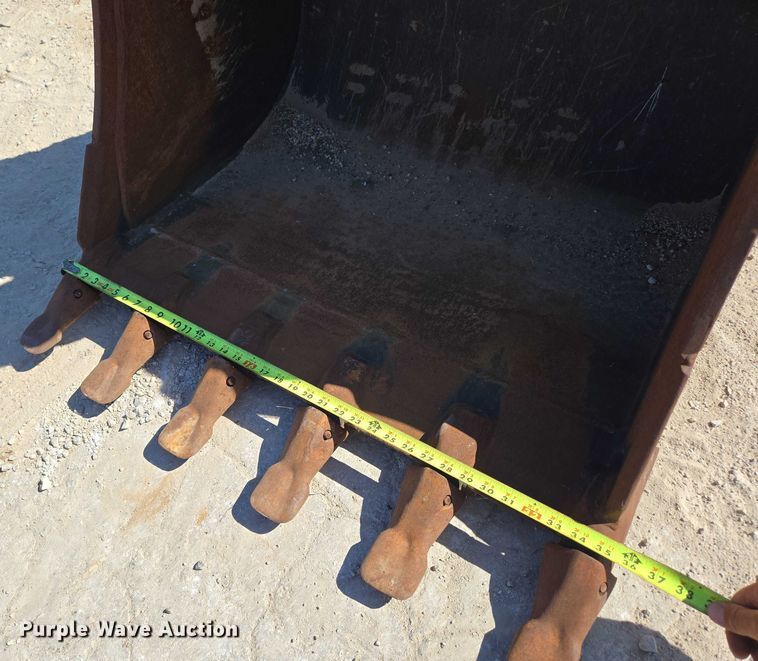 image for item EN2031 Caterpillar backhoe bucket