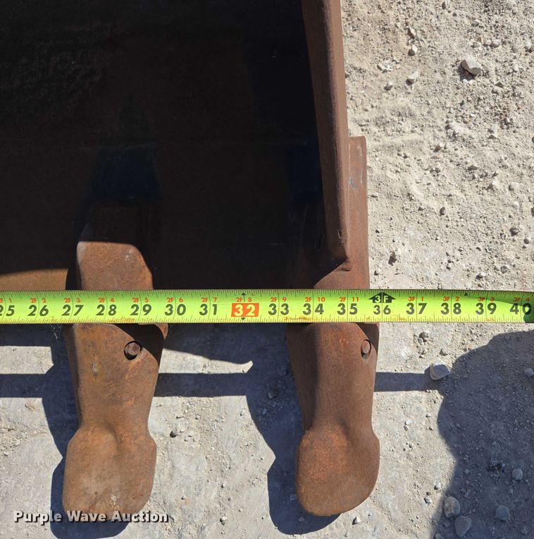 image for item EN2031 Caterpillar backhoe bucket