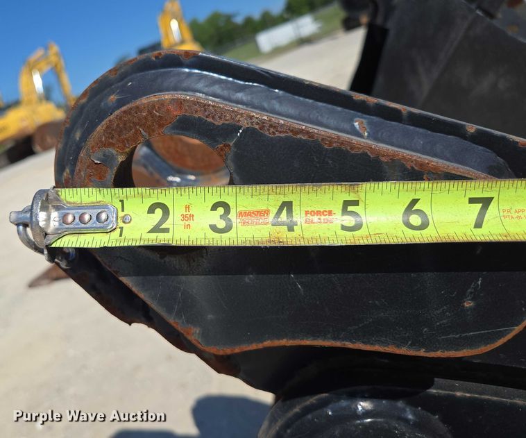 image for item EN2031 Caterpillar backhoe bucket