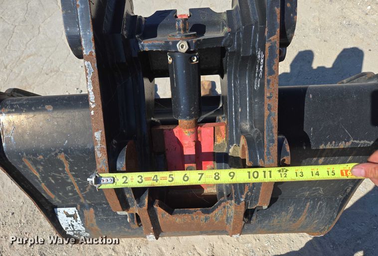 image for item EN2031 Caterpillar backhoe bucket