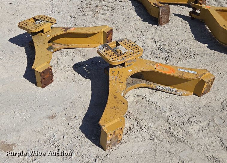 image for item EN2032 (2) dozer drawbars