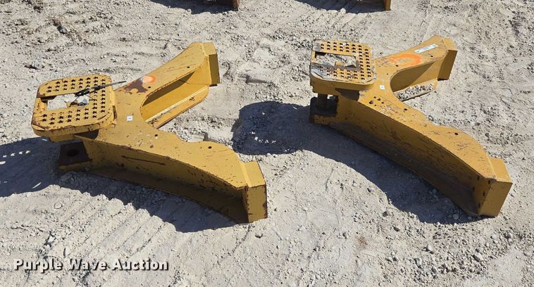 image for item EN2032 (2) dozer drawbars