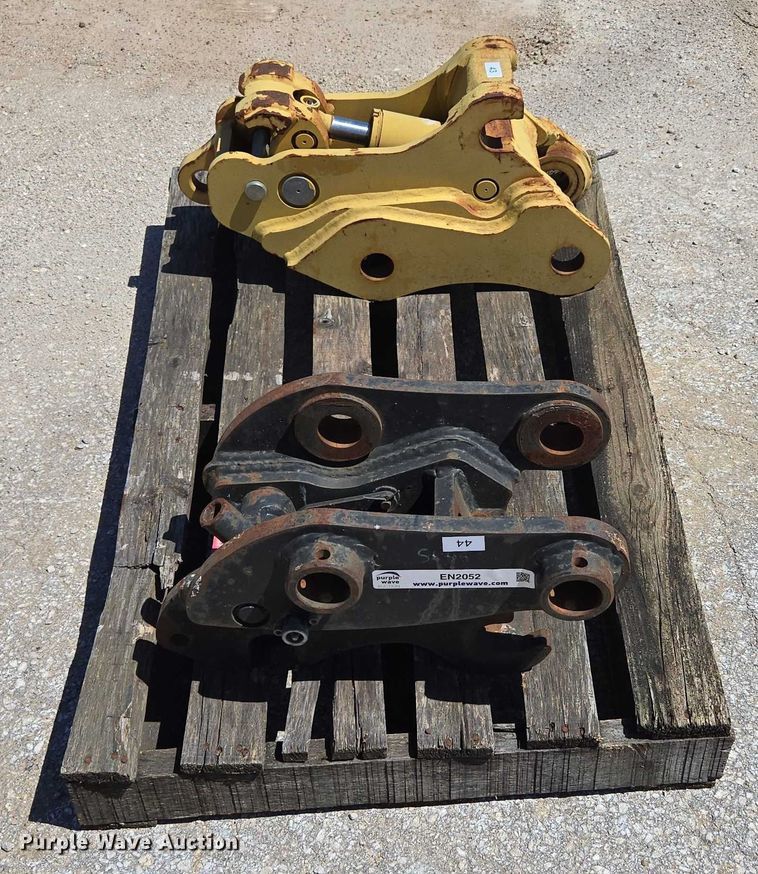 image for item EN2052 (2) excavator quick couplers