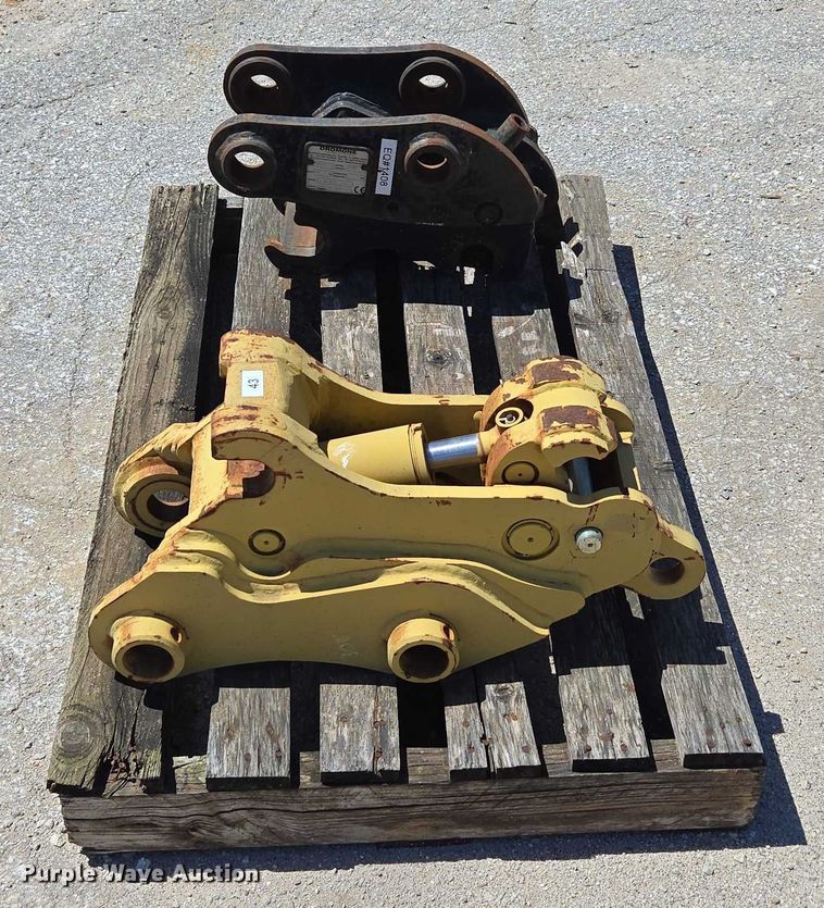 image for item EN2052 (2) excavator quick couplers