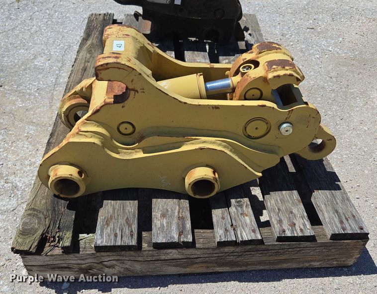 image for item EN2052 (2) excavator quick couplers