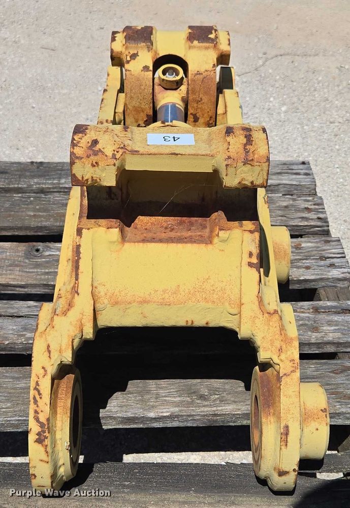 image for item EN2052 (2) excavator quick couplers