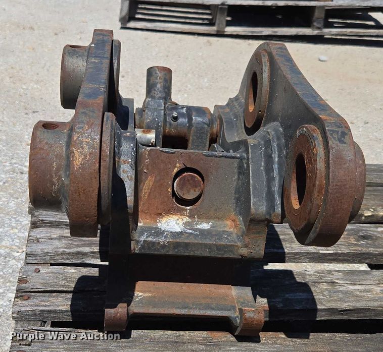 image for item EN2052 (2) excavator quick couplers