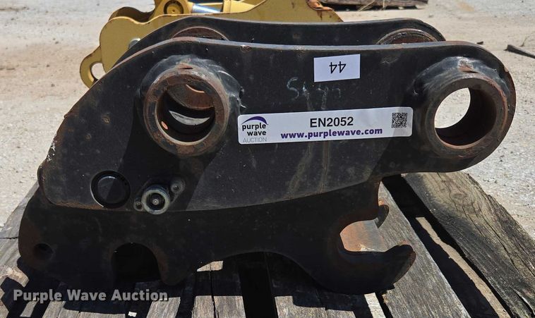 image for item EN2052 (2) excavator quick couplers