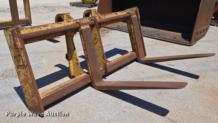 image for item EN2056 Caterpillar forks