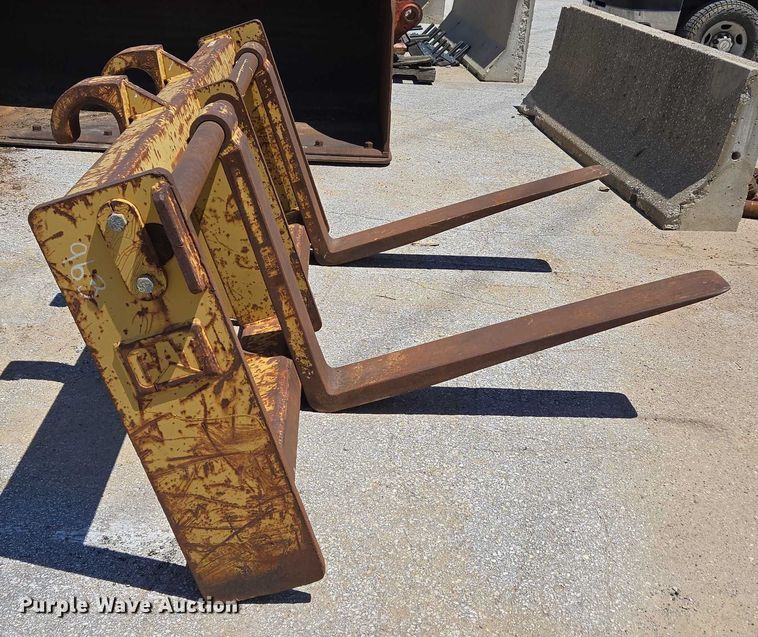 image for item EN2056 Caterpillar forks