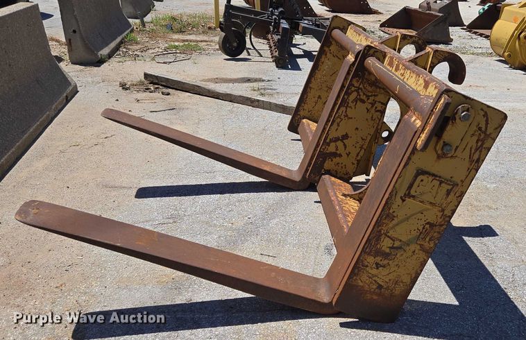 image for item EN2056 Caterpillar forks