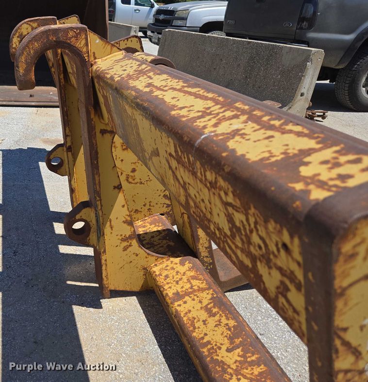 image for item EN2056 Caterpillar forks