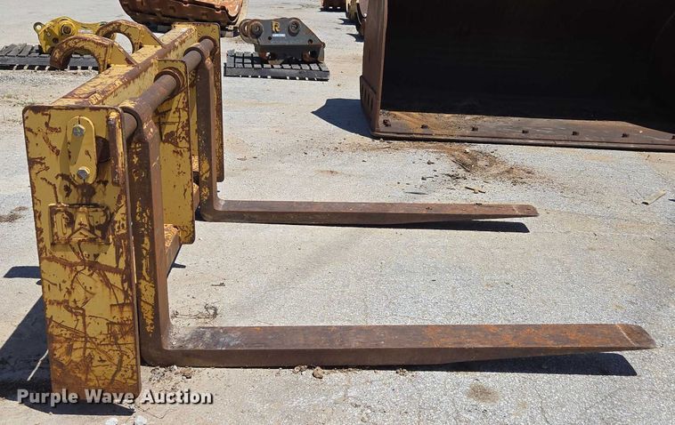 image for item EN2057 Caterpillar HO 844 C forks