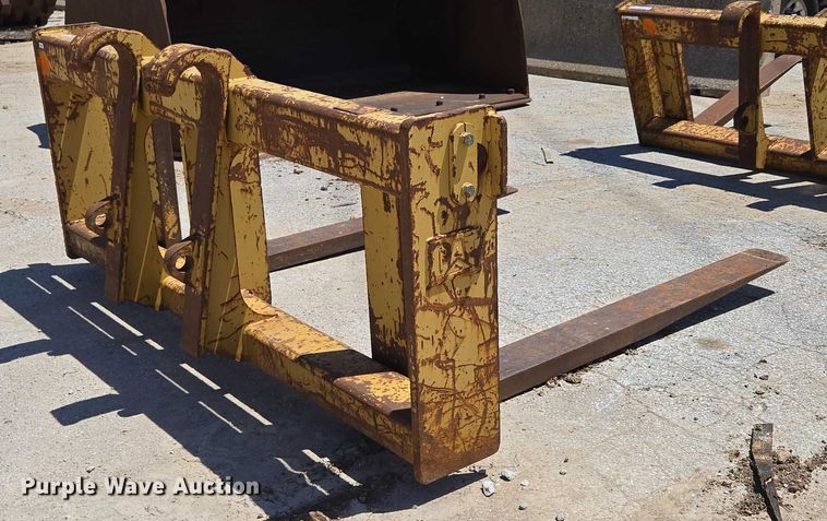 image for item EN2057 Caterpillar HO 844 C forks