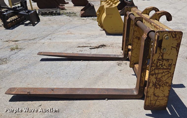 image for item EN2057 Caterpillar HO 844 C forks