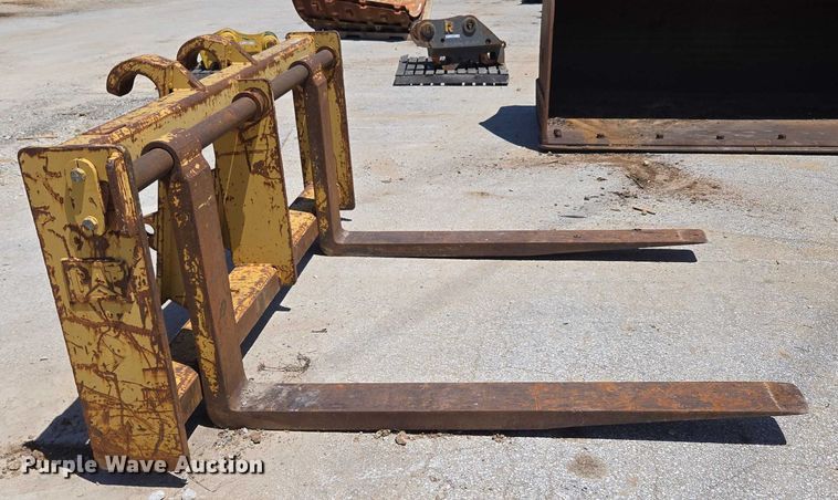 image for item EN2057 Caterpillar HO 844 C forks