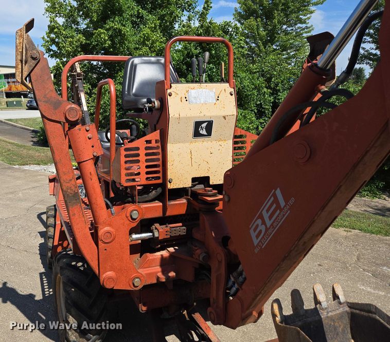 image for item EN2066 1998 Ditch Witch 3700DD trencher