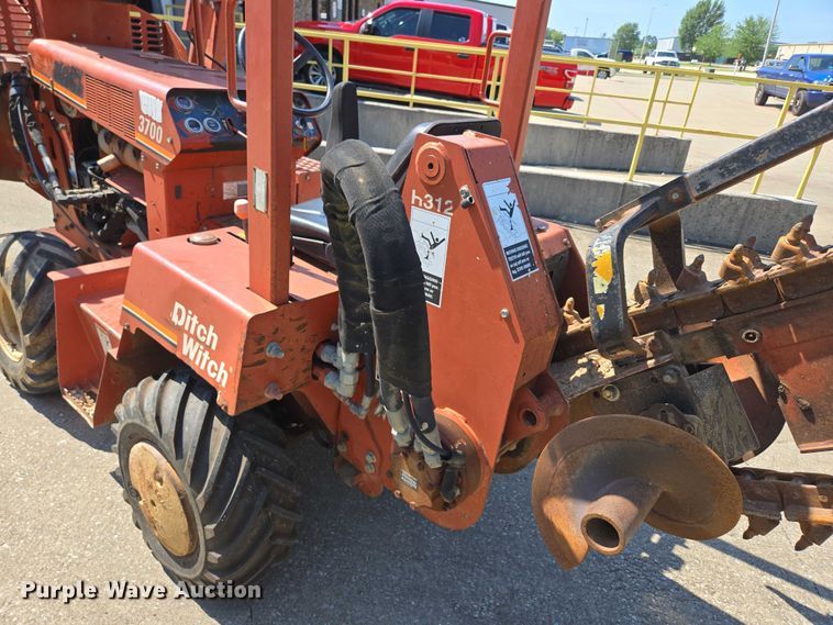 image for item EN2066 1998 Ditch Witch 3700DD trencher