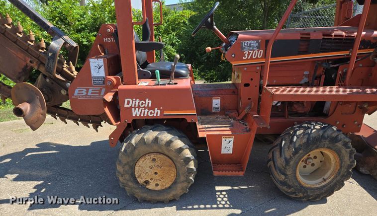 image for item EN2066 1998 Ditch Witch 3700DD trencher