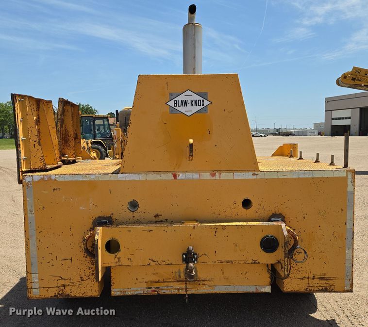 image for item EN8297 1998 Blaw-Knox RW-195D road widener