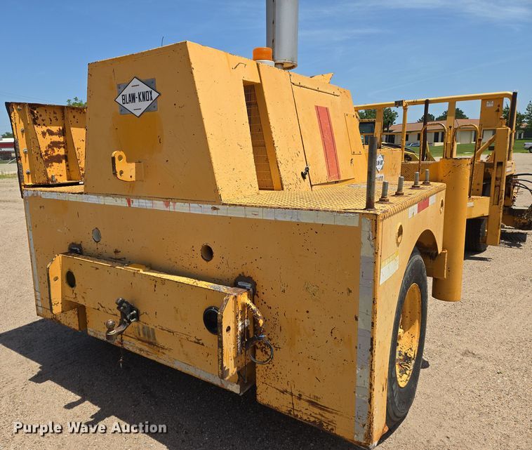 image for item EN8297 1998 Blaw-Knox RW-195D road widener
