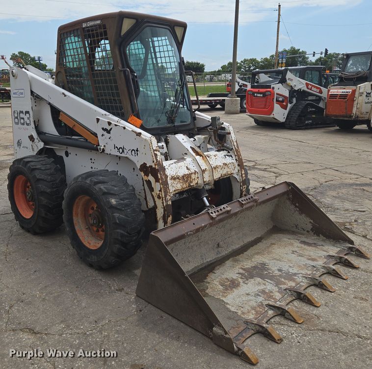 image for item EN8304 2000 Bobcat 863 skid steer loader