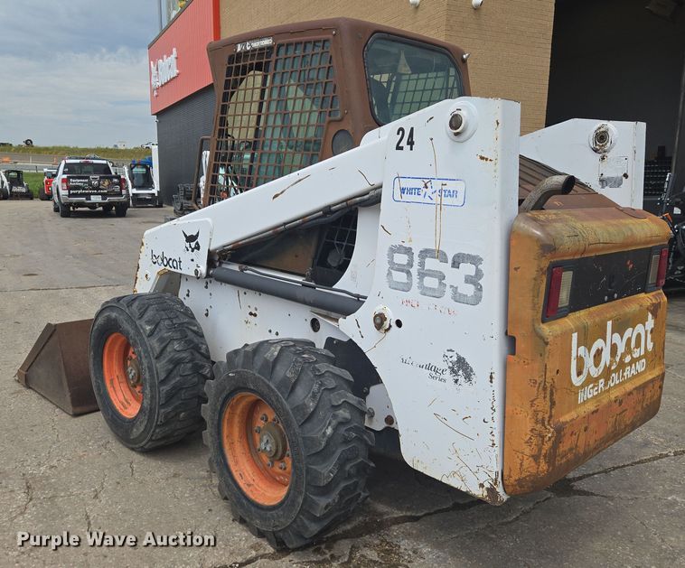 image for item EN8304 2000 Bobcat 863 skid steer loader