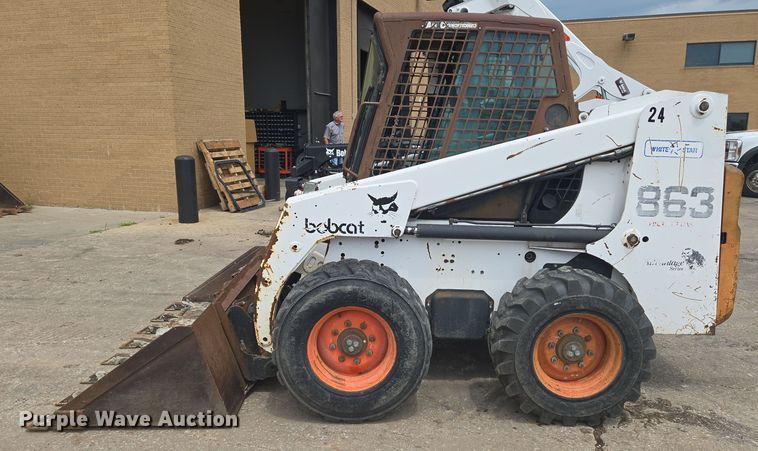 image for item EN8304 2000 Bobcat 863 skid steer loader