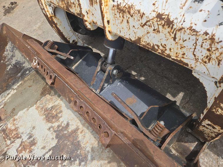 image for item EN8304 2000 Bobcat 863 skid steer loader