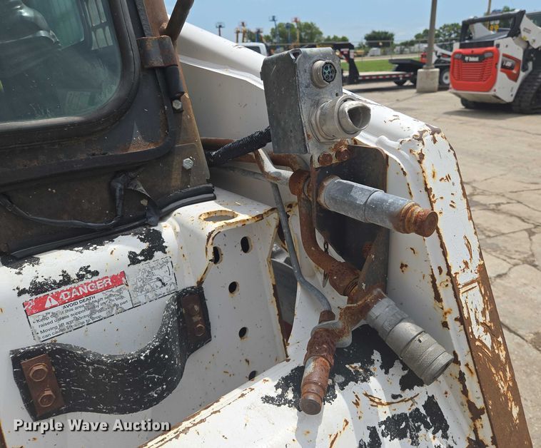 image for item EN8304 2000 Bobcat 863 skid steer loader