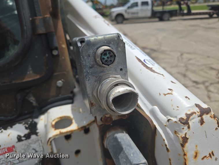 image for item EN8304 2000 Bobcat 863 skid steer loader