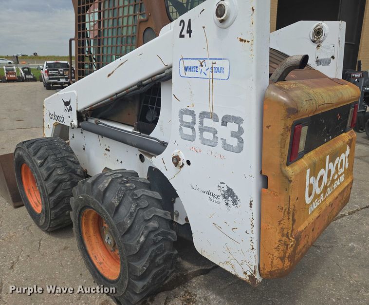image for item EN8304 2000 Bobcat 863 skid steer loader