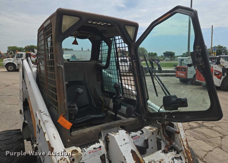 image for item EN8304 2000 Bobcat 863 skid steer loader