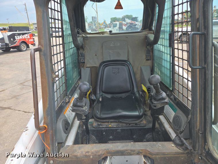 image for item EN8304 2000 Bobcat 863 skid steer loader