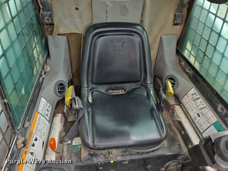 image for item EN8304 2000 Bobcat 863 skid steer loader