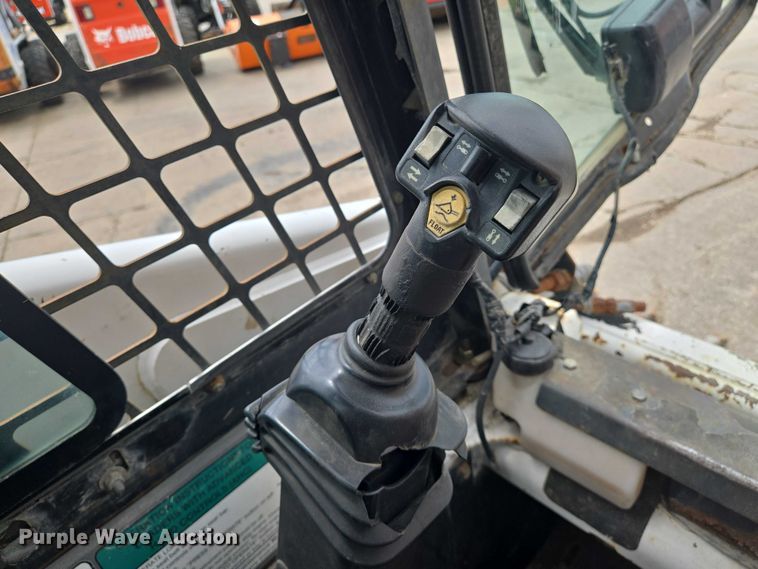 image for item EN8304 2000 Bobcat 863 skid steer loader