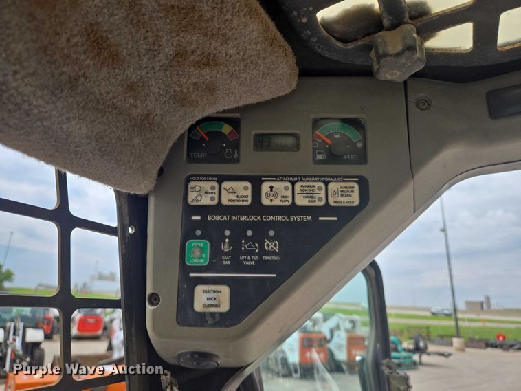 image for item EN8304 2000 Bobcat 863 skid steer loader