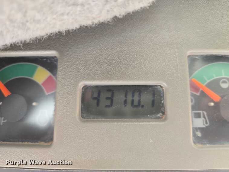 image for item EN8304 2000 Bobcat 863 skid steer loader