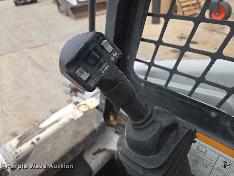 image for item EN8304 2000 Bobcat 863 skid steer loader