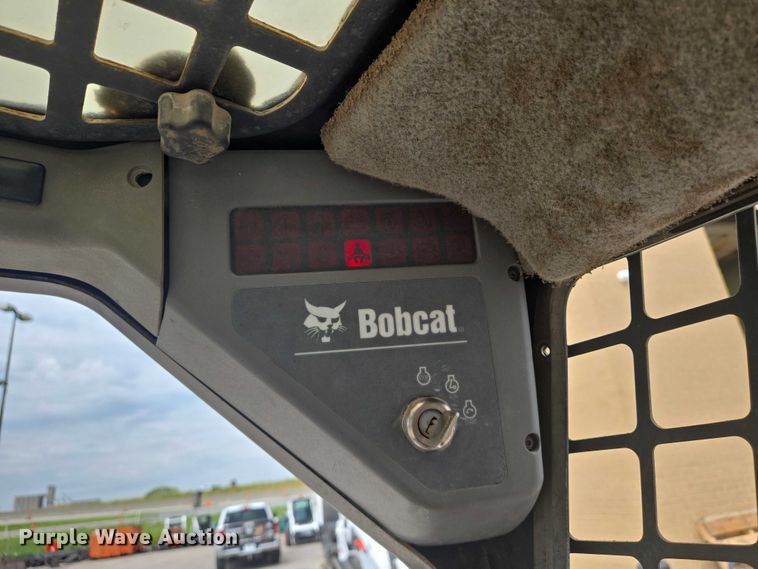 image for item EN8304 2000 Bobcat 863 skid steer loader
