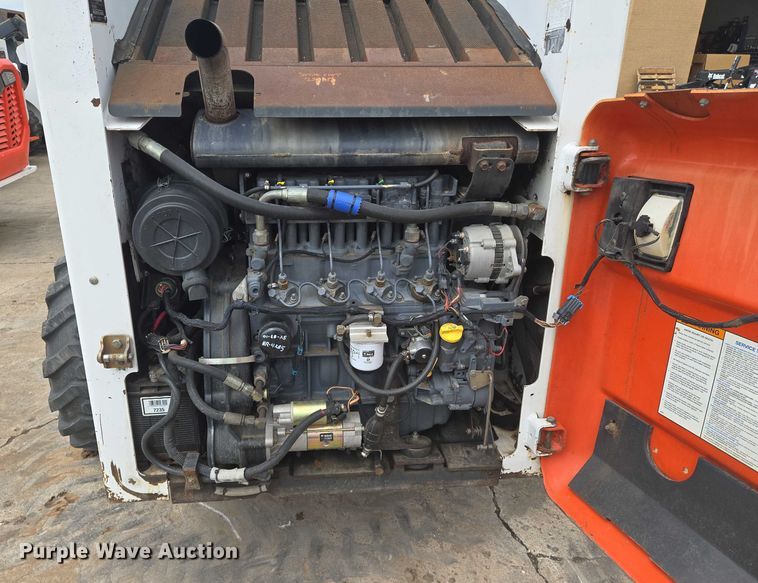 image for item EN8304 2000 Bobcat 863 skid steer loader