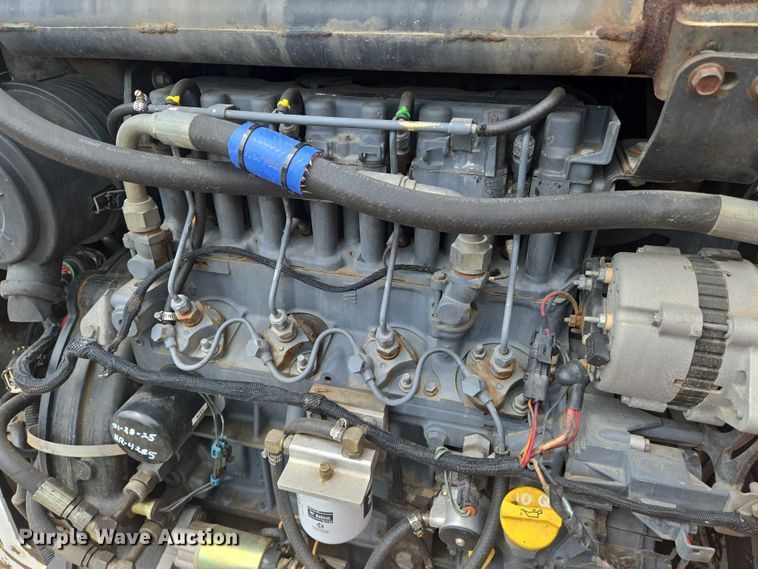 image for item EN8304 2000 Bobcat 863 skid steer loader