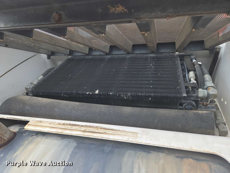 image for item EN8304 2000 Bobcat 863 skid steer loader