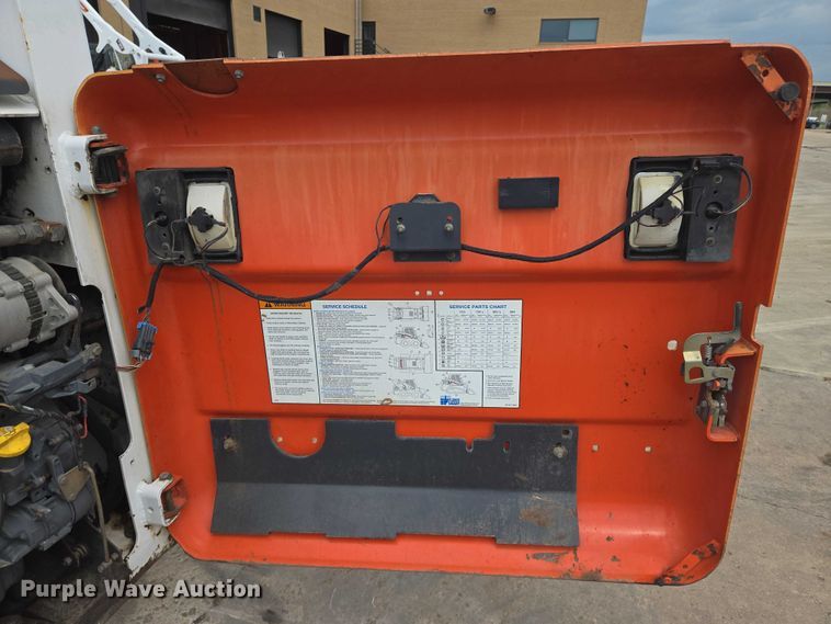 image for item EN8304 2000 Bobcat 863 skid steer loader