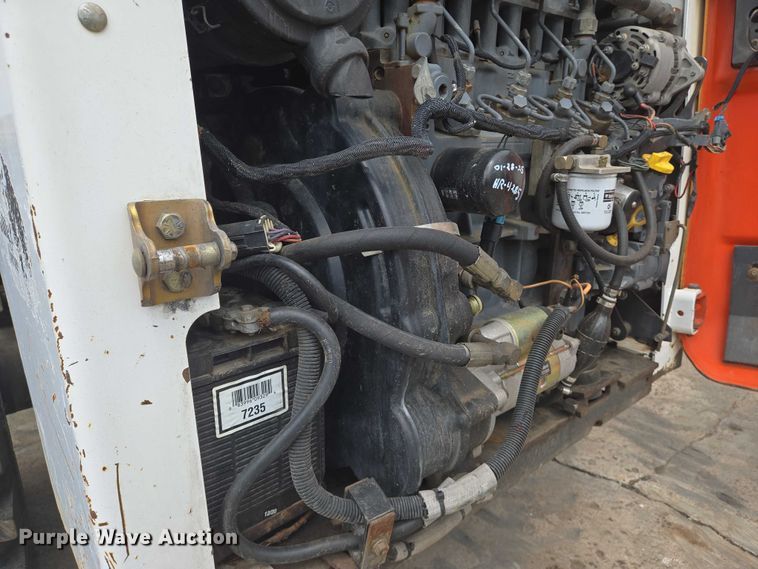 image for item EN8304 2000 Bobcat 863 skid steer loader