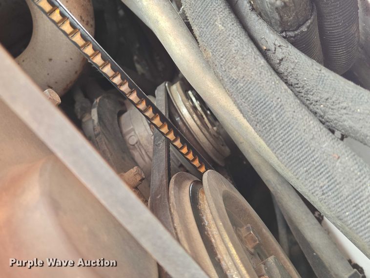 image for item EN8304 2000 Bobcat 863 skid steer loader