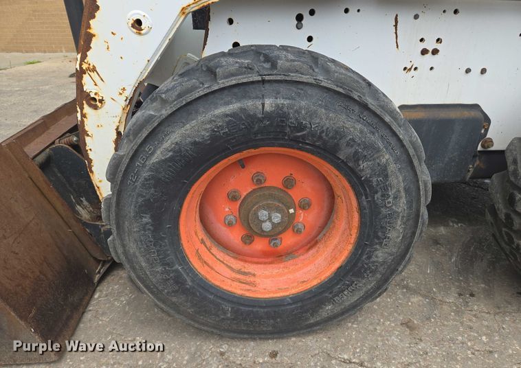 image for item EN8304 2000 Bobcat 863 skid steer loader