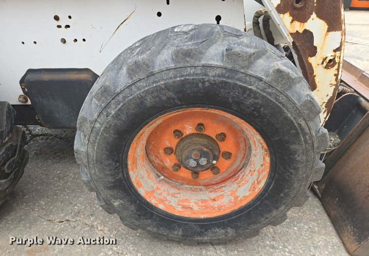 image for item EN8304 2000 Bobcat 863 skid steer loader